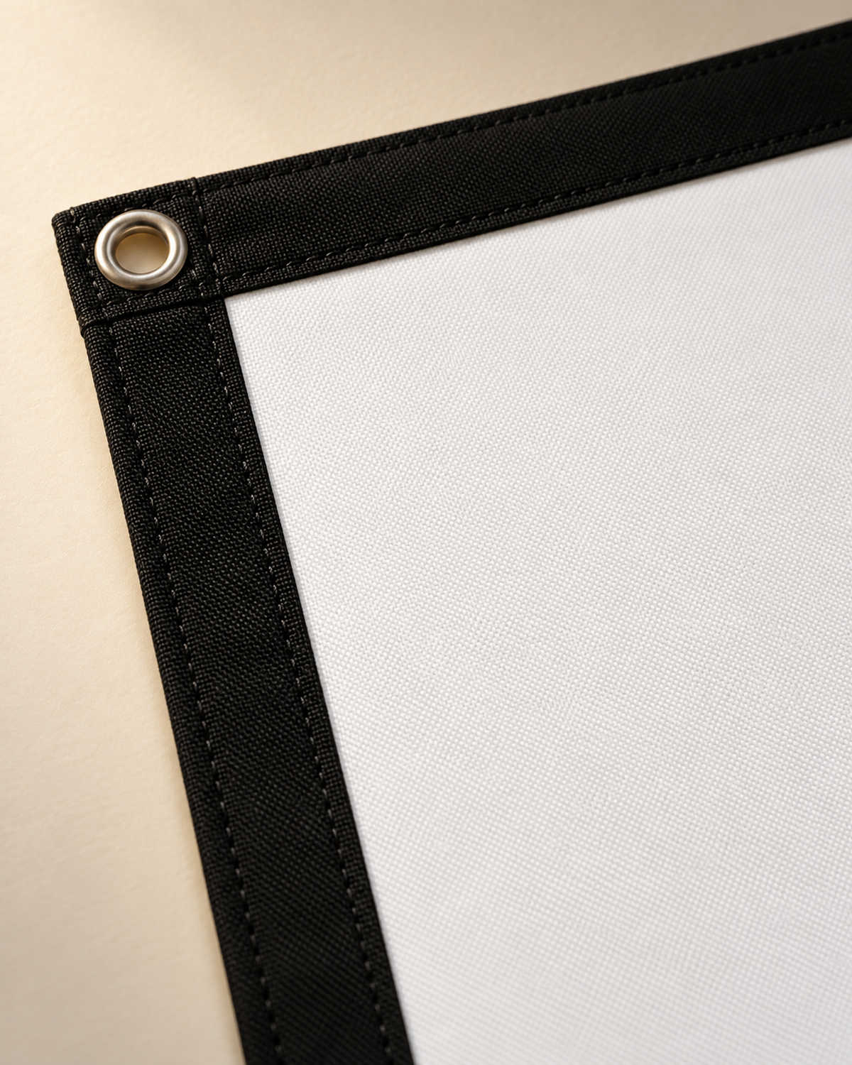 Detail van de zwarte rand en de ogen van het projectiescherm